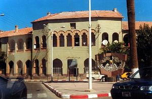ECOLE MARCEAU 01 L ENTREE FILLES 2000